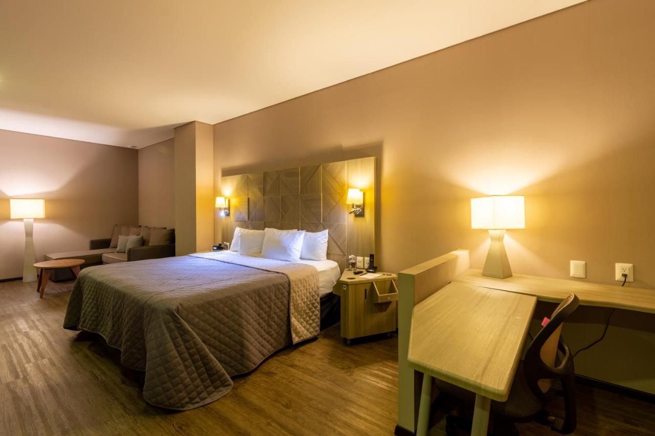 Hotel Glow Point - Mulza León Eksteriør billede